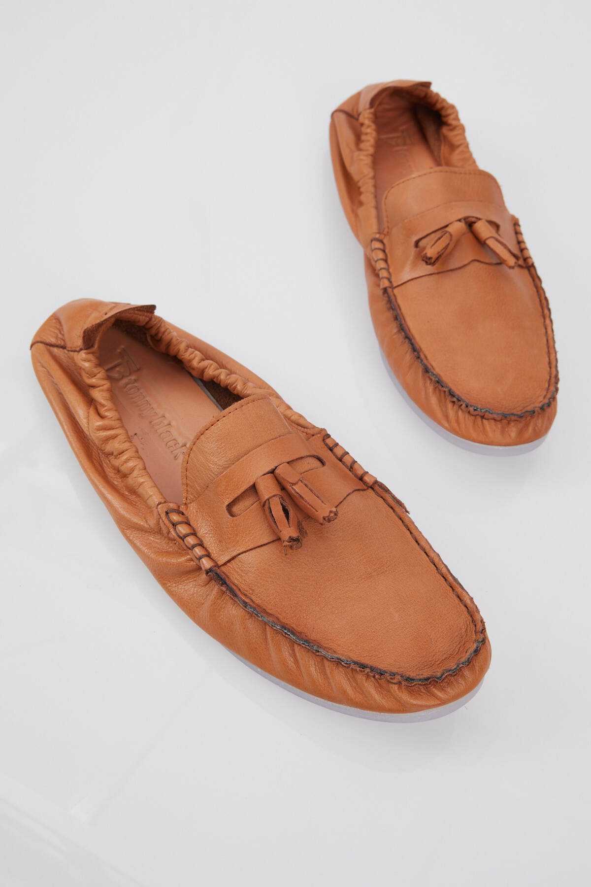 لبه طوسی مردانه در جلو و الاستیک در پشت کفش راحتی چرم اصل