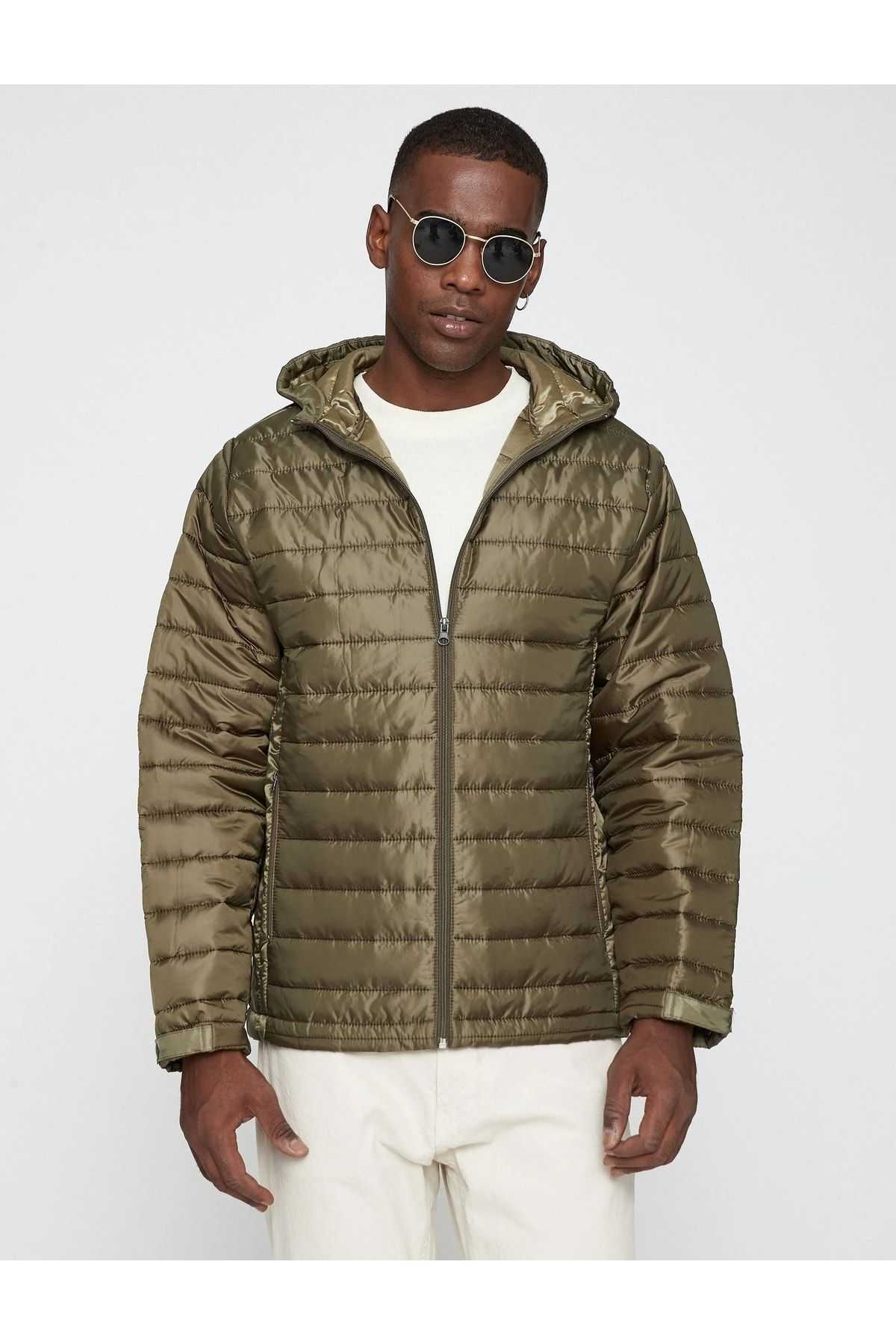 ژاکت پفی کلاهدار با جزئیات جیبی ضد آب