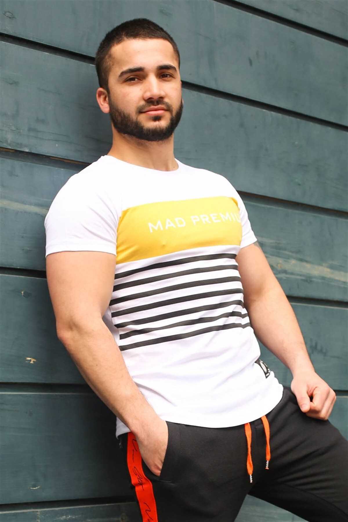 تیشرت سفید چاپ شده با جزئیات راه راه