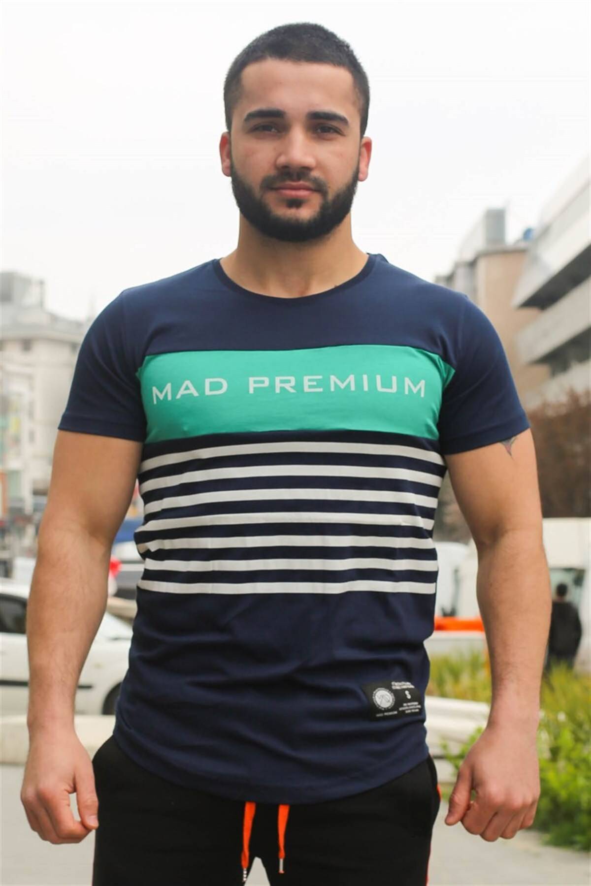 تیشرت سفید چاپ شده با جزئیات راه راه