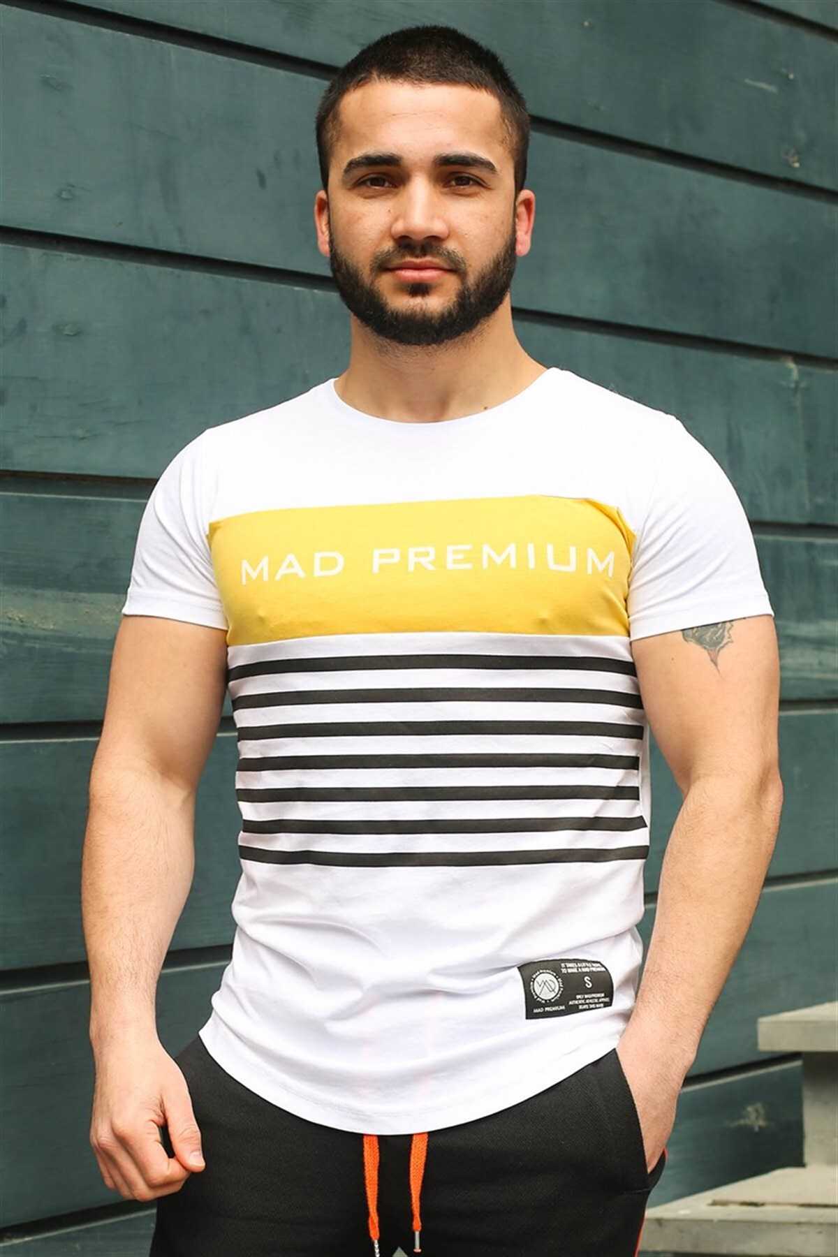 تیشرت سفید چاپ شده با جزئیات راه راه