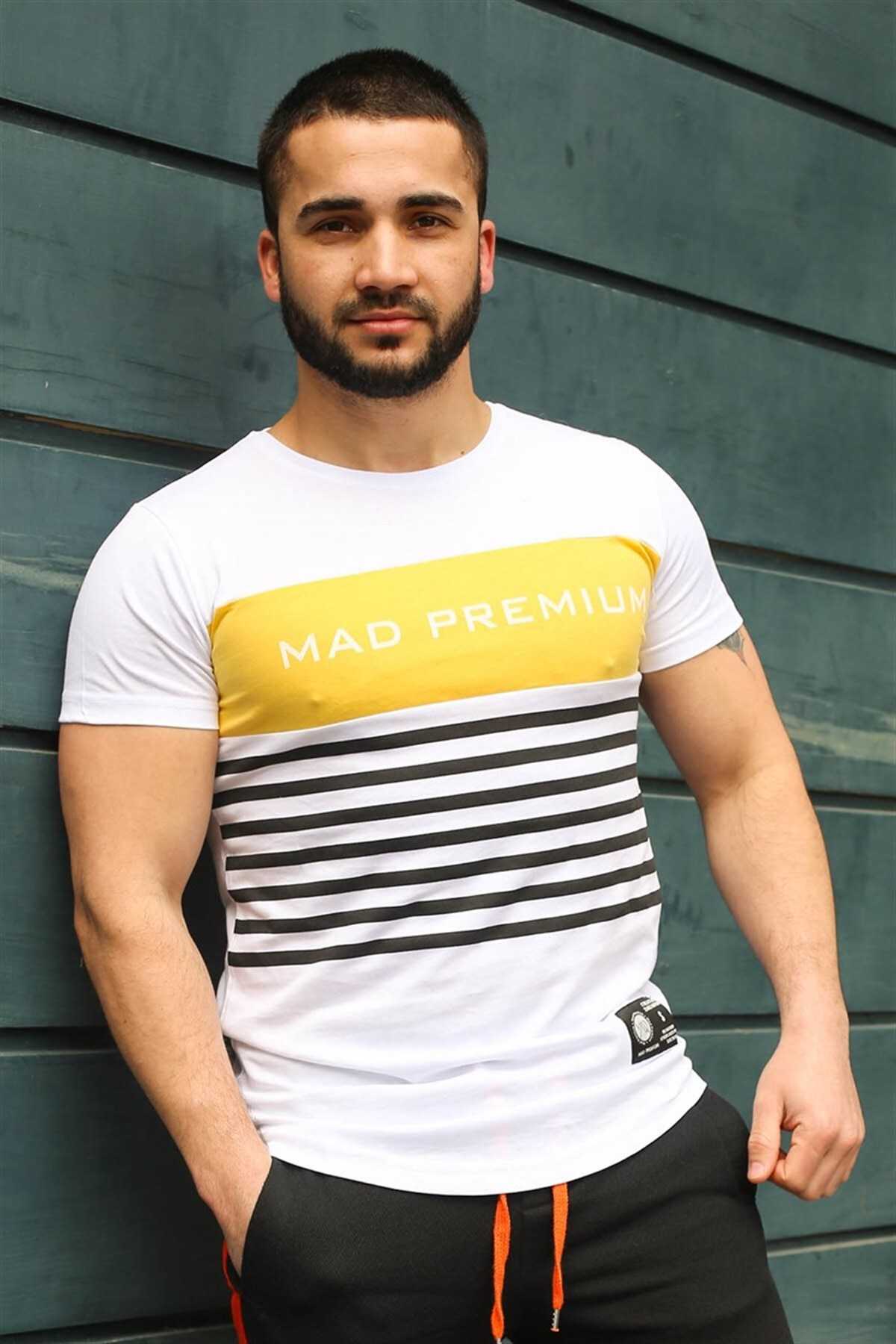 تیشرت سفید چاپ شده با جزئیات راه راه