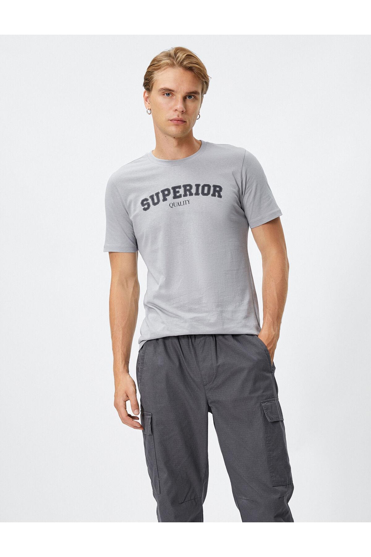 تیشرت یقه کوتاه نخی با چاپ شعار