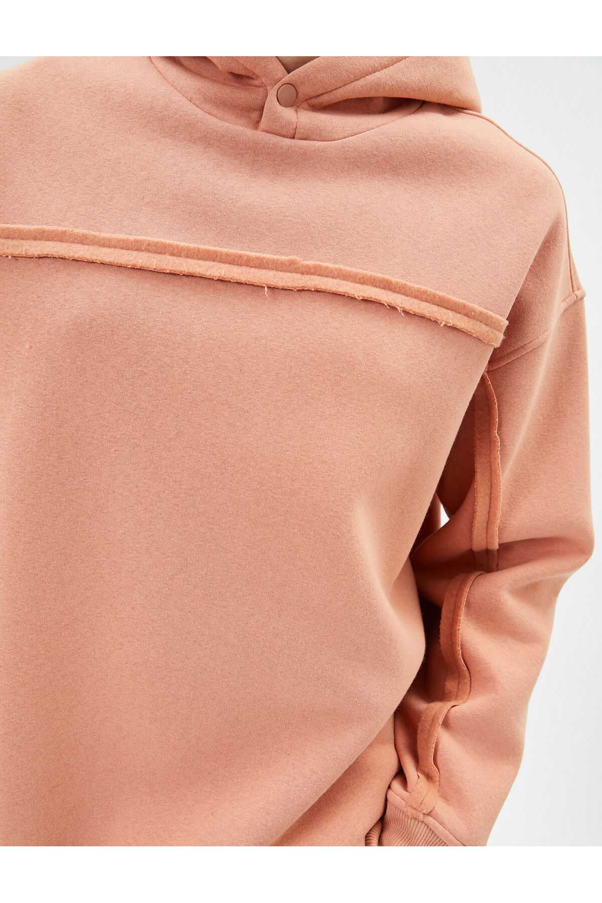 سویشرت کلاهدار بزرگ با جزئیات دوخت آستین بلند