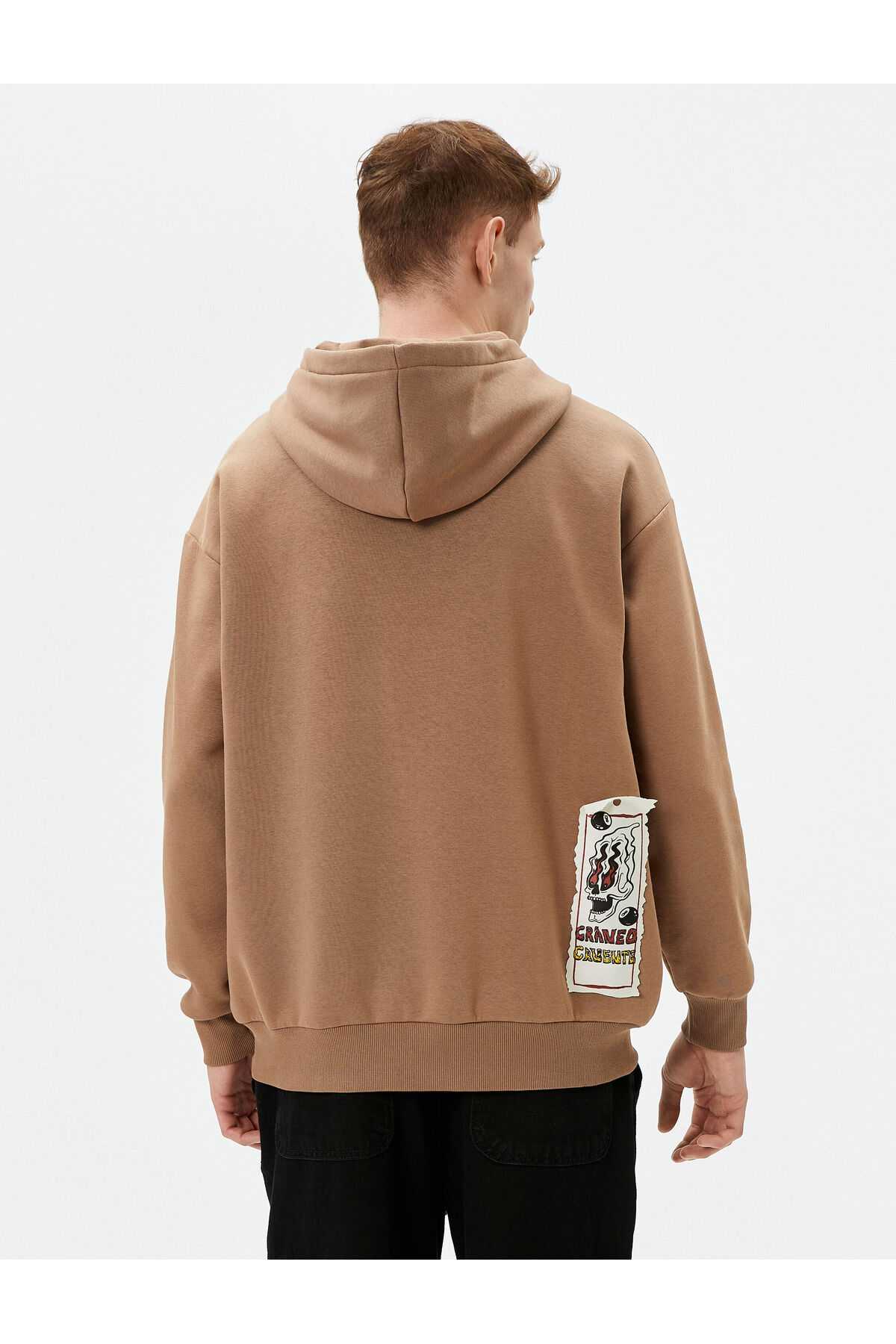 هودی بزرگ با جزئیات برچسب چاپ شده جمجمه