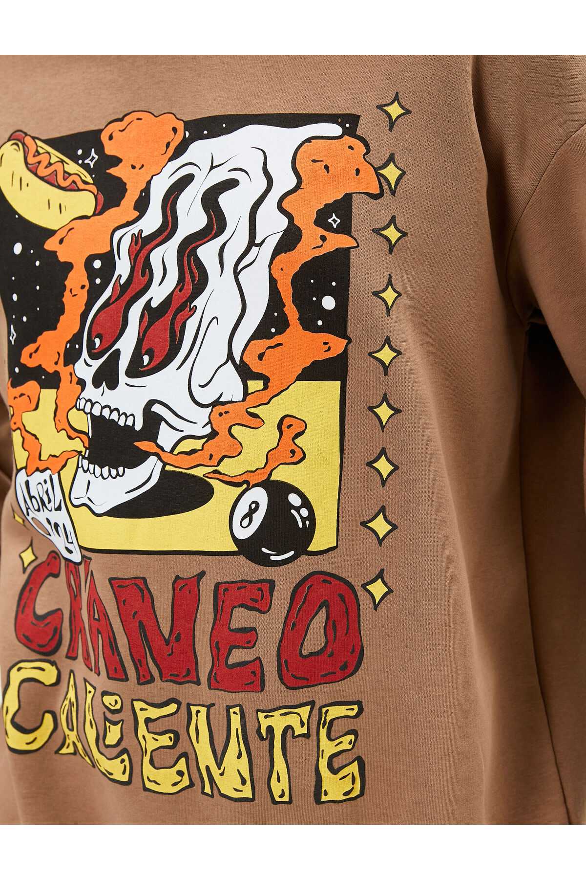 هودی بزرگ با جزئیات برچسب چاپ شده جمجمه