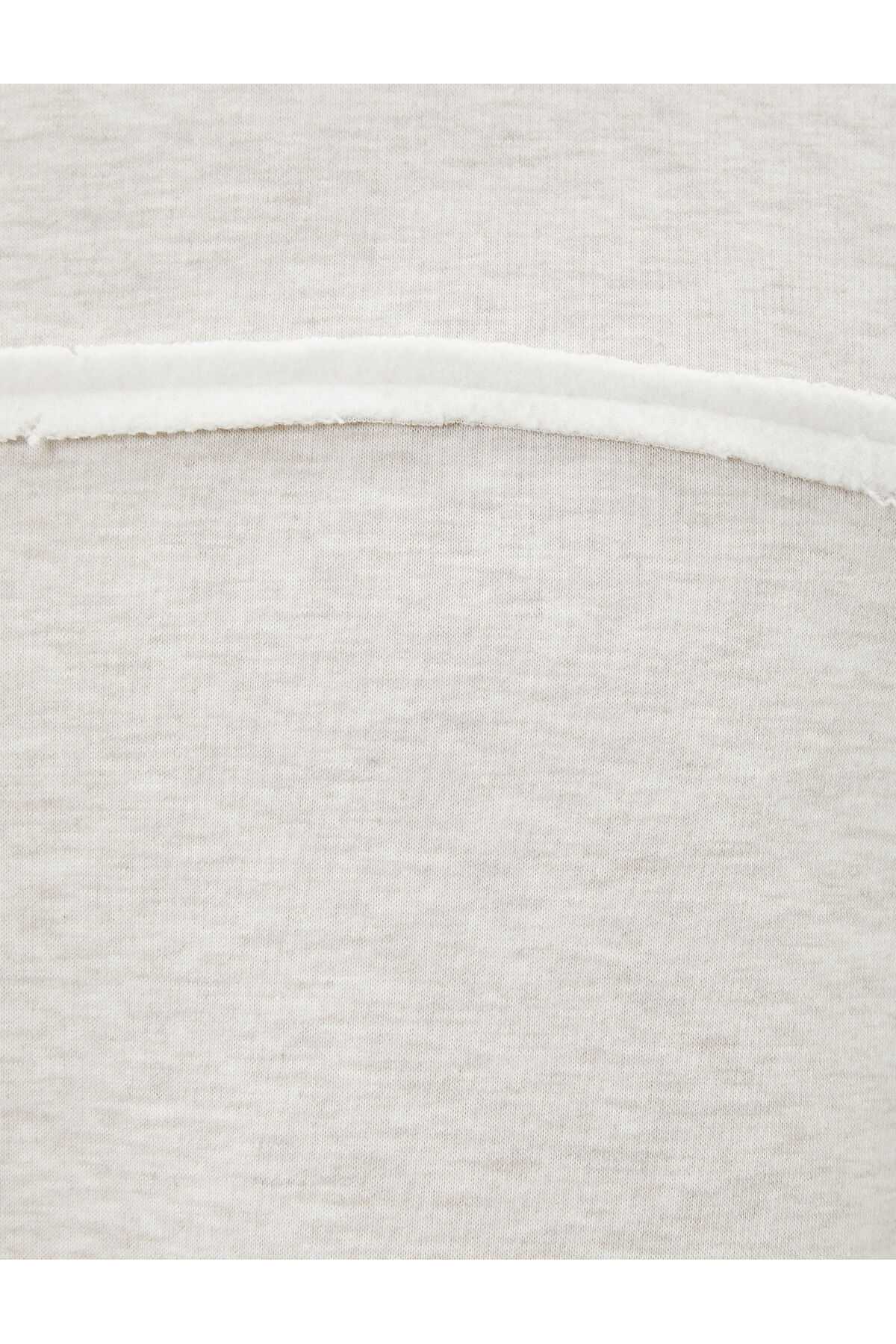 سویشرت کلاهدار بزرگ با جزئیات دوخت آستین بلند