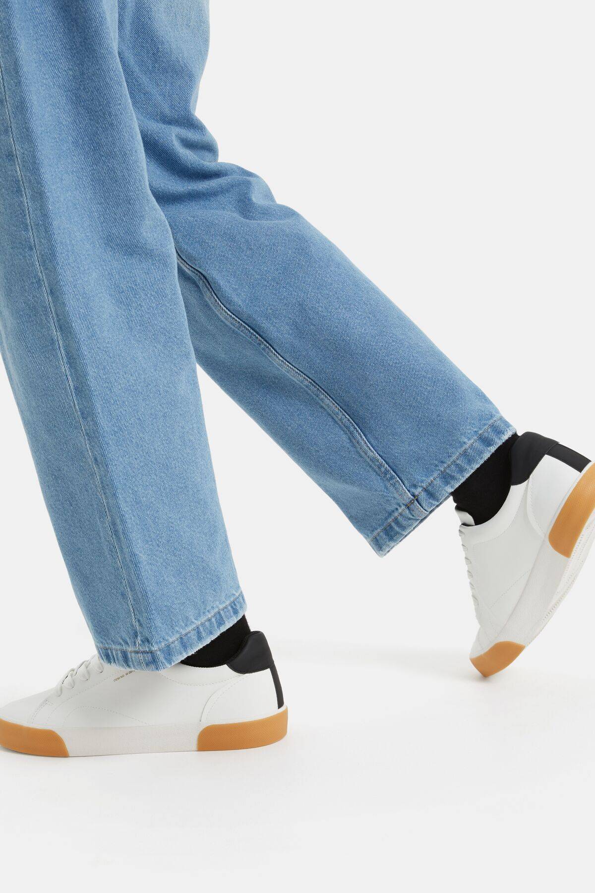 کفش ورزشی کنتراست