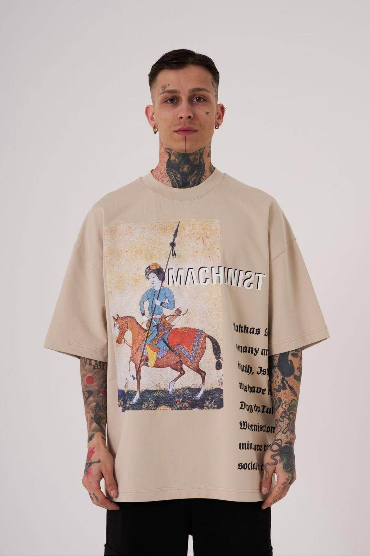 تیشرت اکرو با جزئیات چاپ دوزی شده مردانه