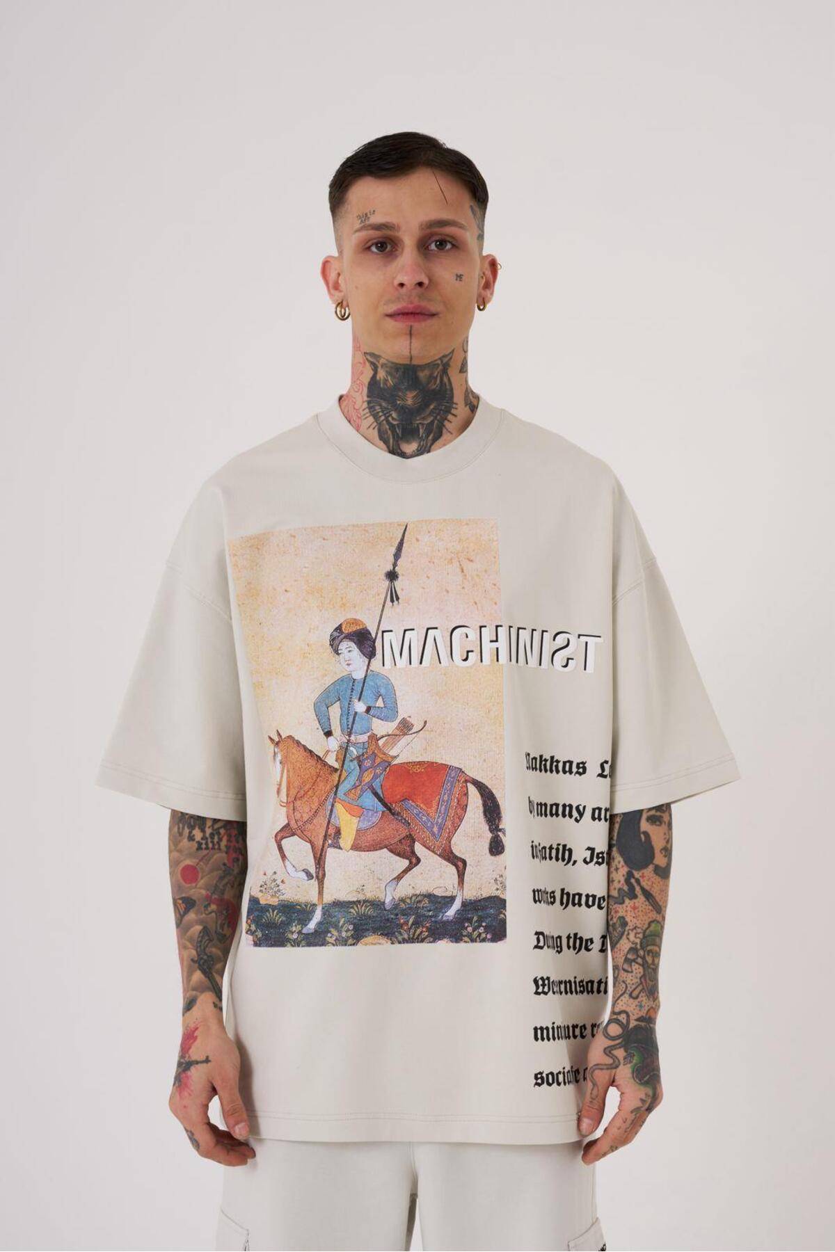 تیشرت اکرو با جزئیات چاپ دوزی شده مردانه