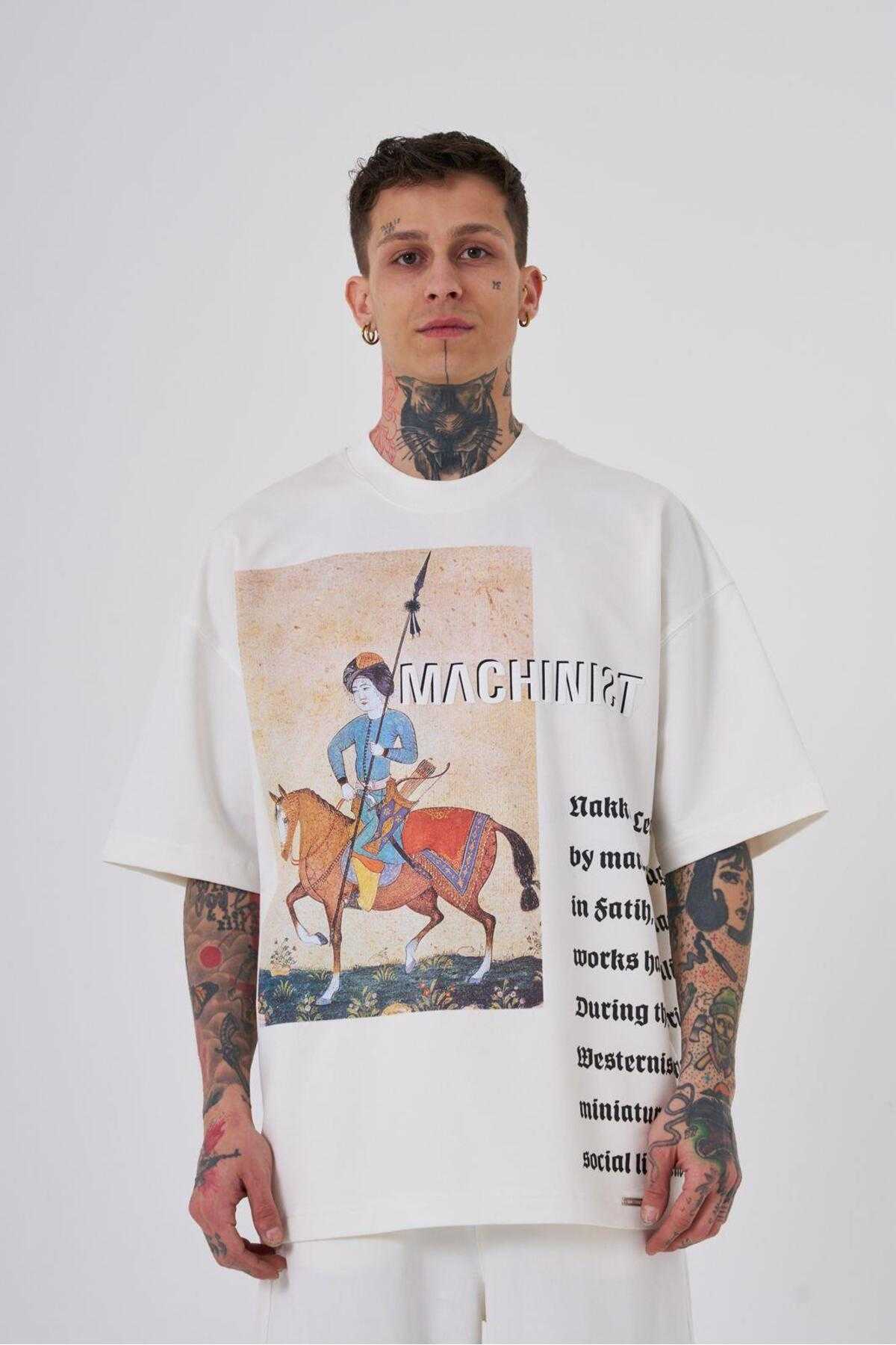 تیشرت اکرو با جزئیات چاپ دوزی شده مردانه