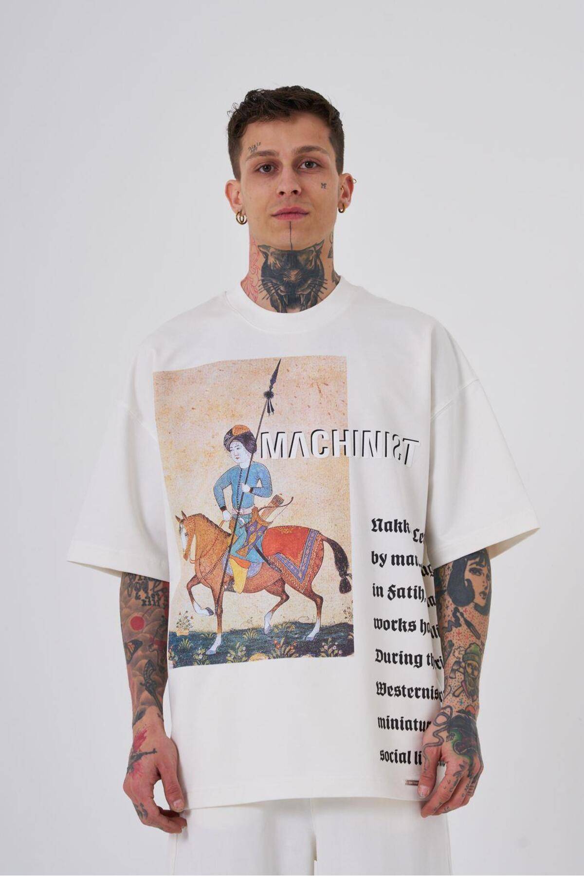 تیشرت اکرو با جزئیات چاپ دوزی شده مردانه