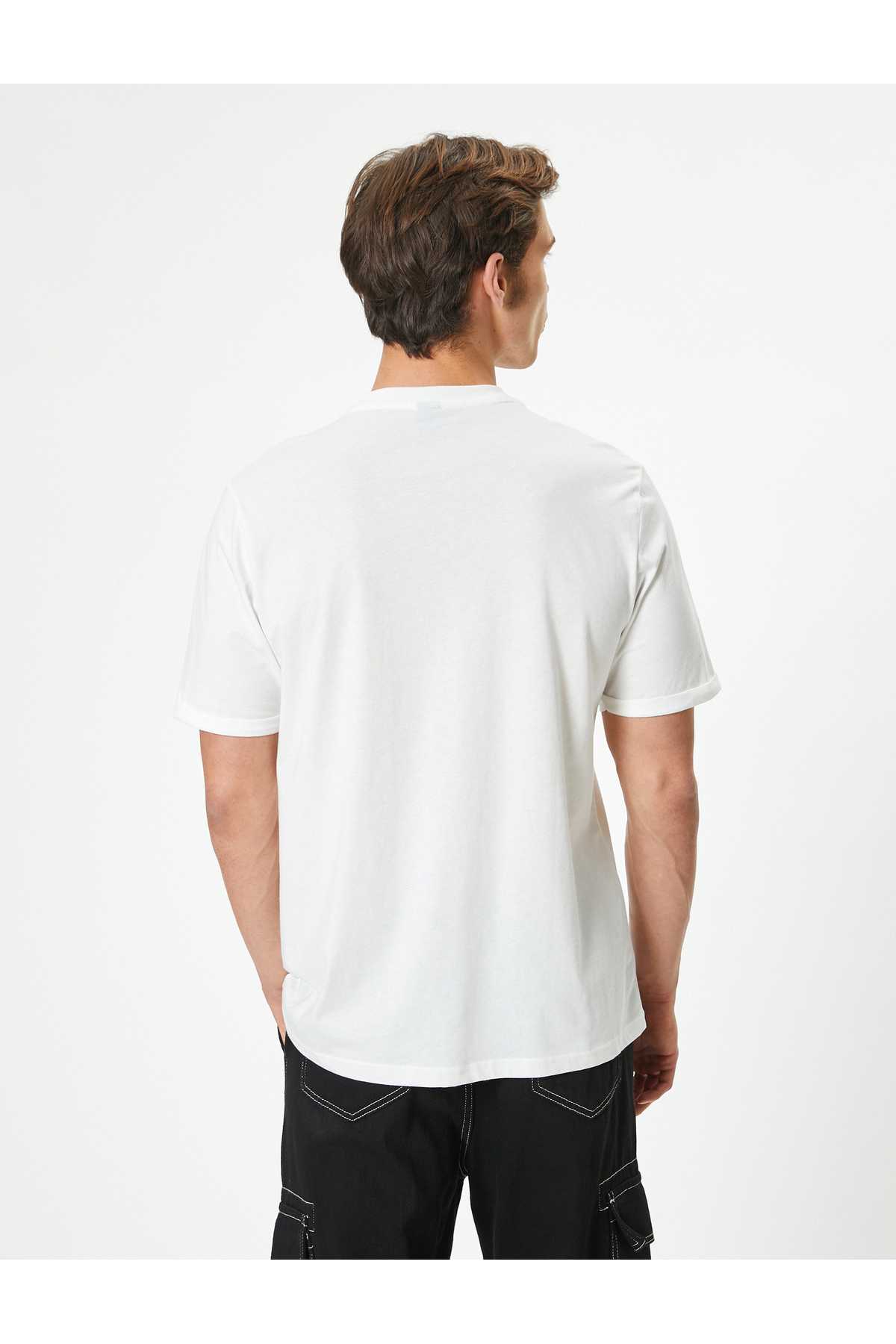 طرح تیشرت پایه با جزئیات آستین چاپ شده آستین کوتاه یقه خدمه نخی