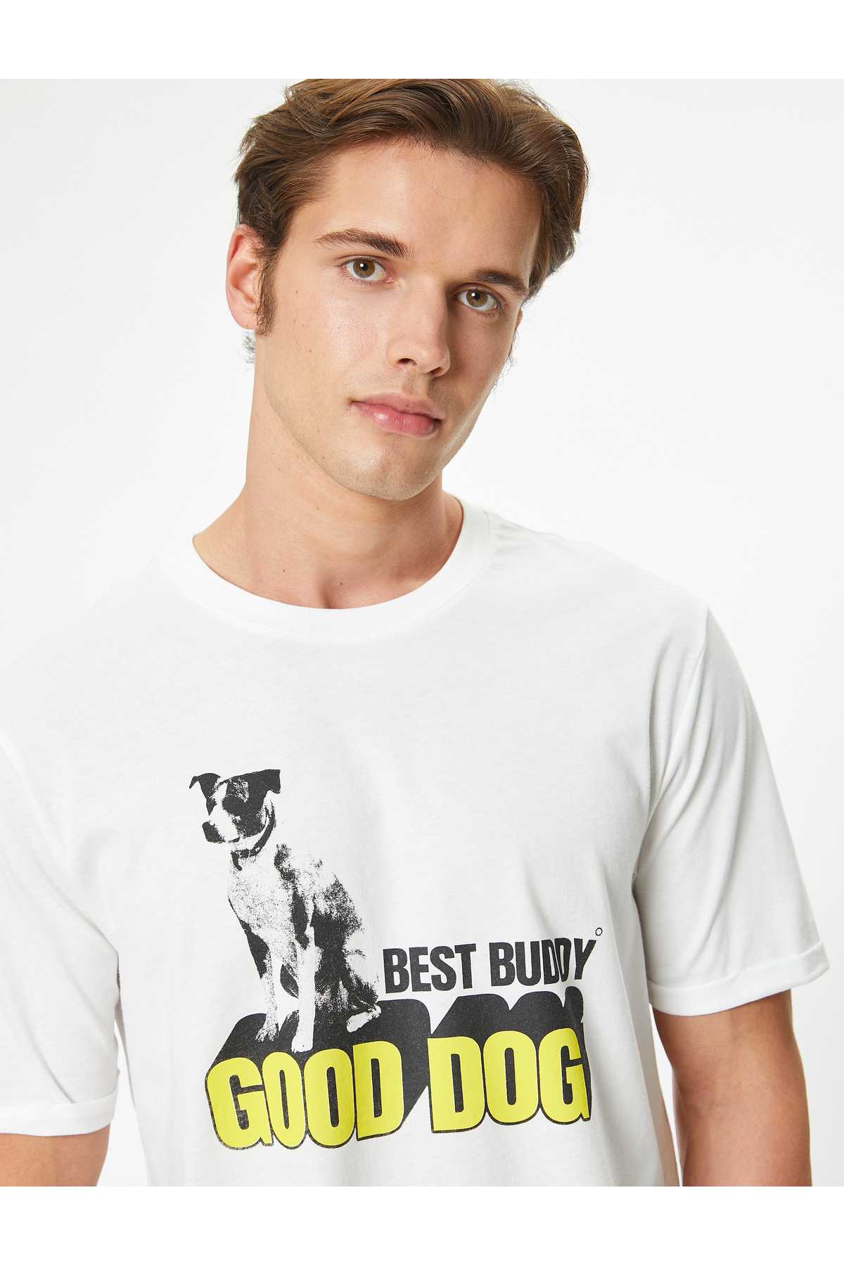 طرح تیشرت پایه با جزئیات آستین چاپ شده آستین کوتاه یقه خدمه نخی