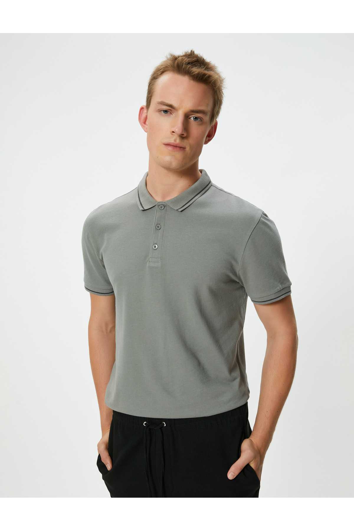 تیشرت پولو با آستین کوتاه با جزئیات نخی