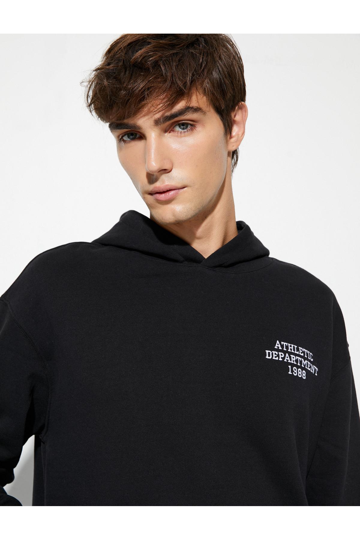 سویشرت کالج با چاپ جیب کانگورویی با جزئیات