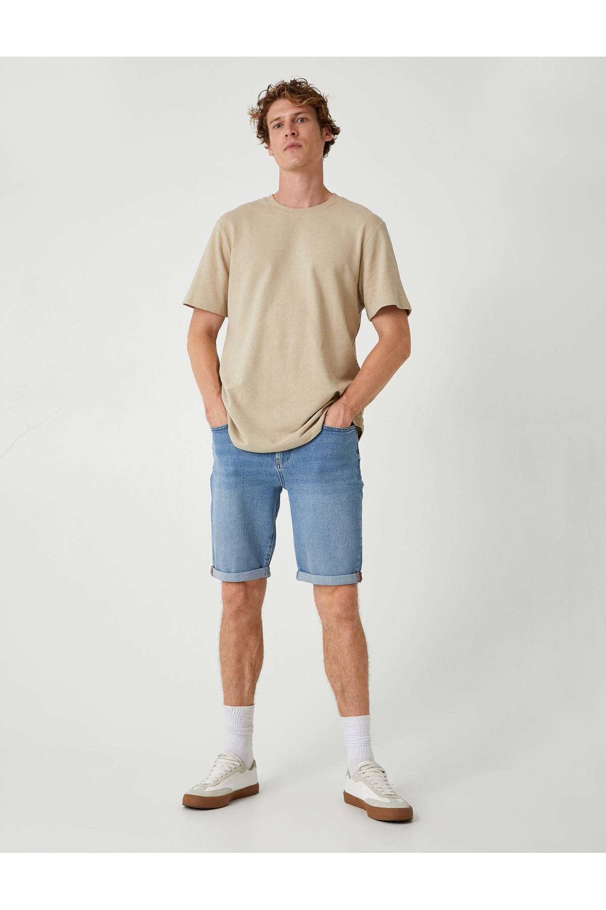 شورت جین باریک با جزئیات جیب، پاهای تا شده، نخی