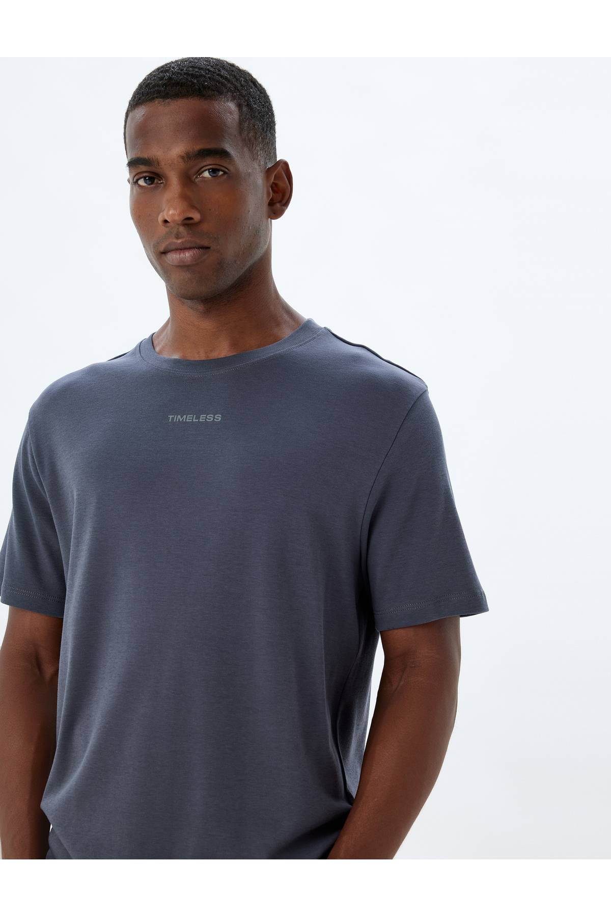 تیشرت یقه کوتاه نخی با چاپ شعار