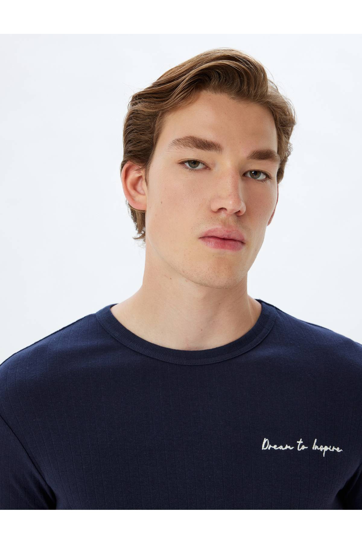 طرح تیشرت با یقه آستین کوتاه نخی چاپ شده با طرح اسلیم فیت