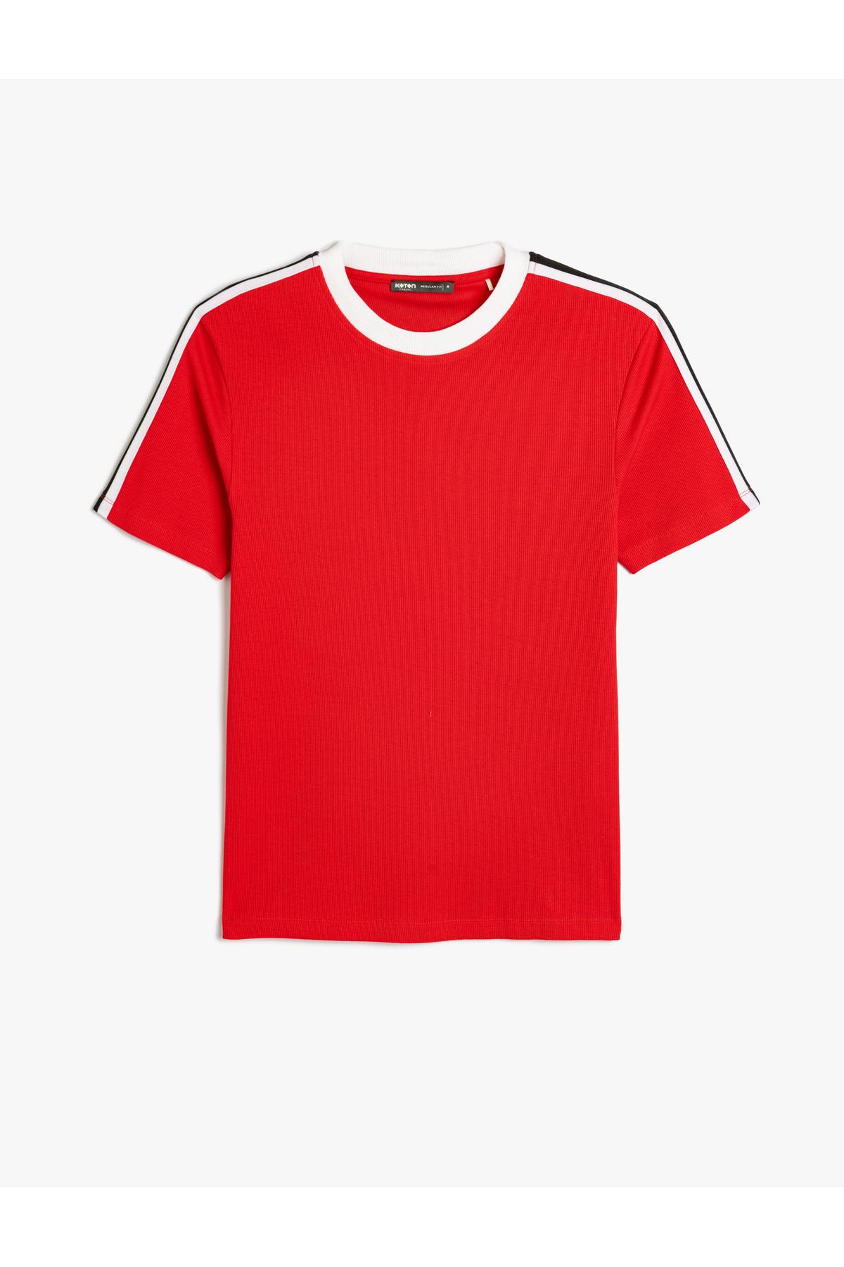 تیشرت آستین کوتاه بافت یقه خدمه باریک و نواری با جزئیات ترکیب پنبه ای