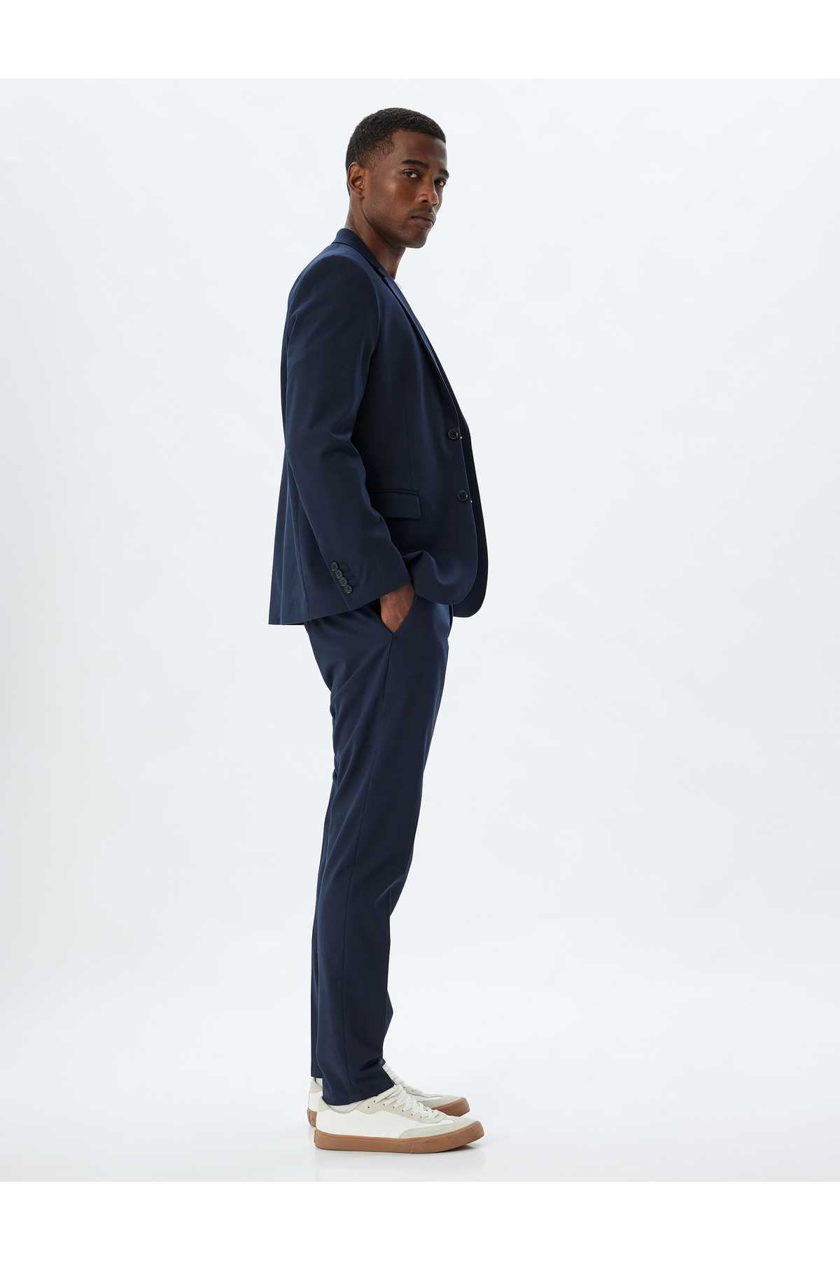 شلوار چینو با دکمه های منظم با جزئیات جیب