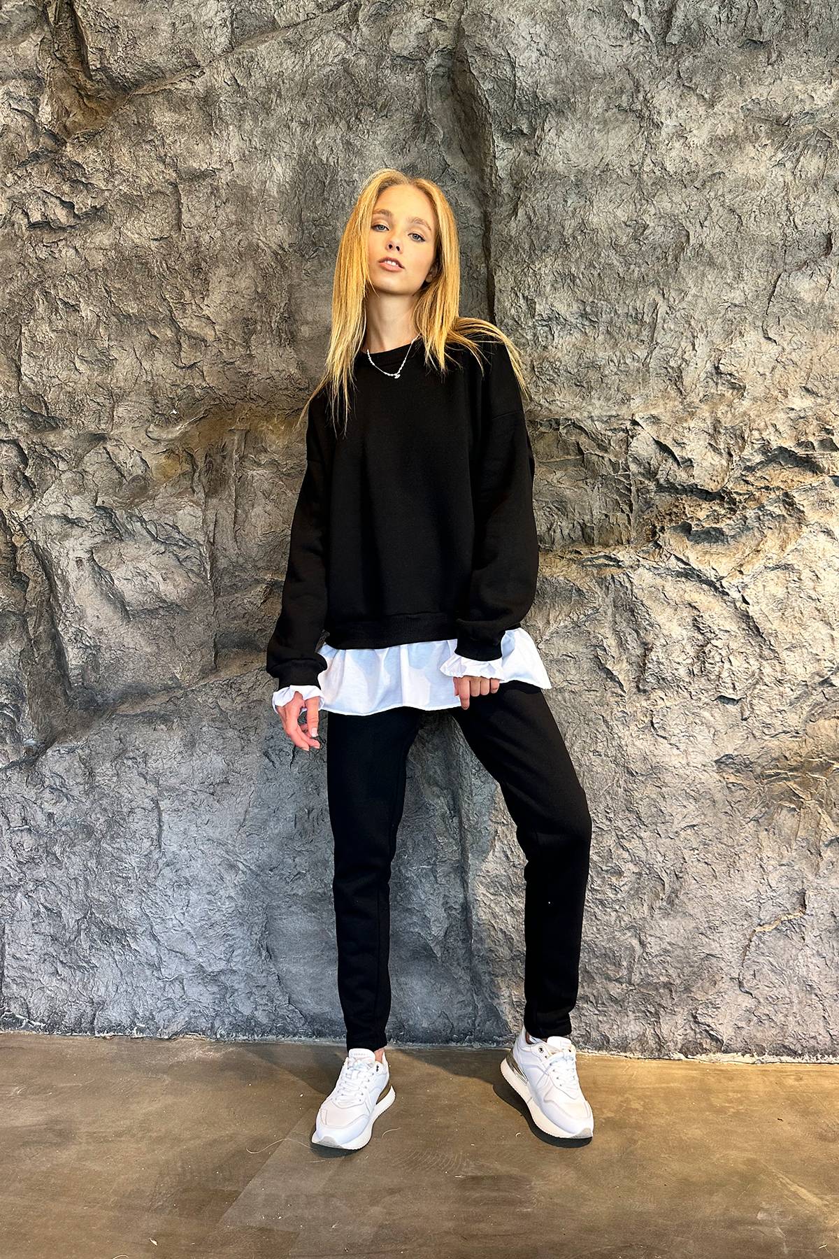 ست دامن یقه خدمه خاکستری زنانه با جزئیات ست لباس ورزشی سه نخی