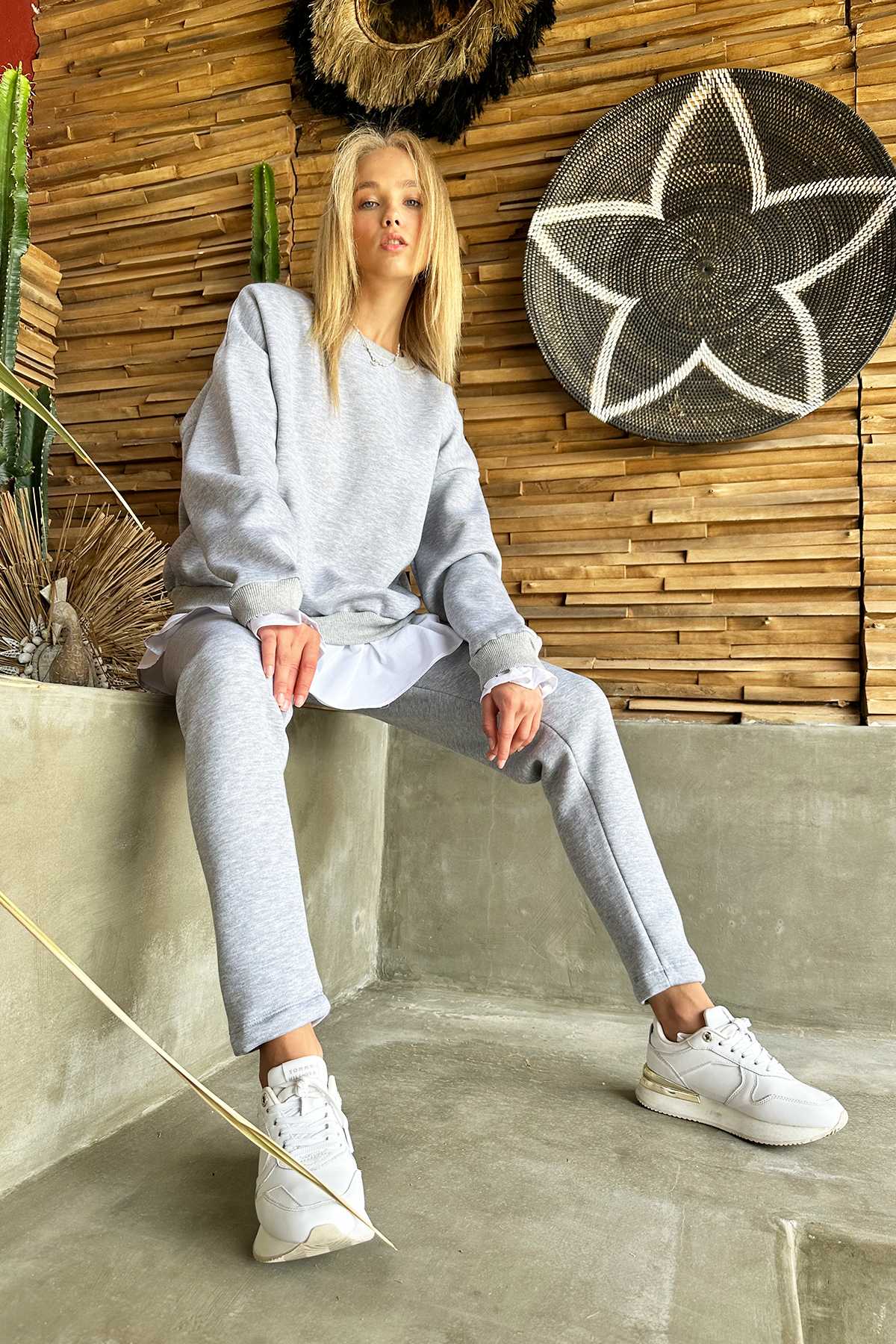 ست دامن یقه خدمه خاکستری زنانه با جزئیات ست لباس ورزشی سه نخی